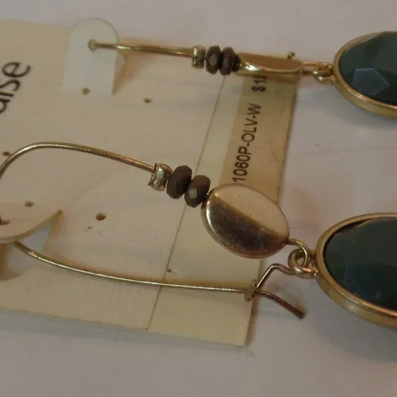 Carol Dauplaise NEW Ear Rings On Card Green Faux Stones Goldtone Hardware - Picture 5 of 7